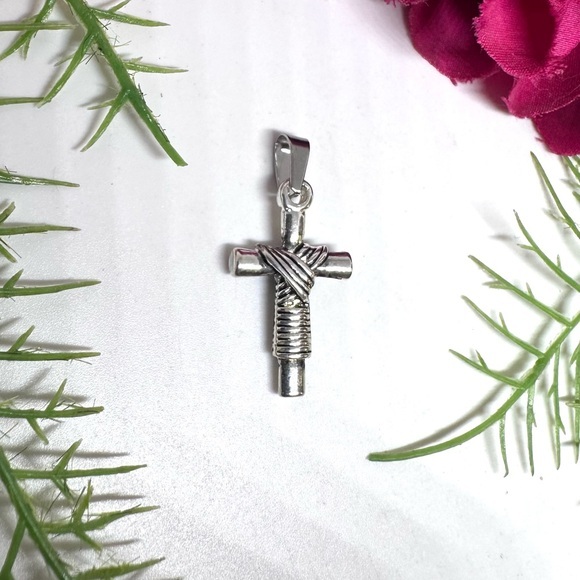 Jewelry - NEW⚜️Wrapped Cross Pendant Charm